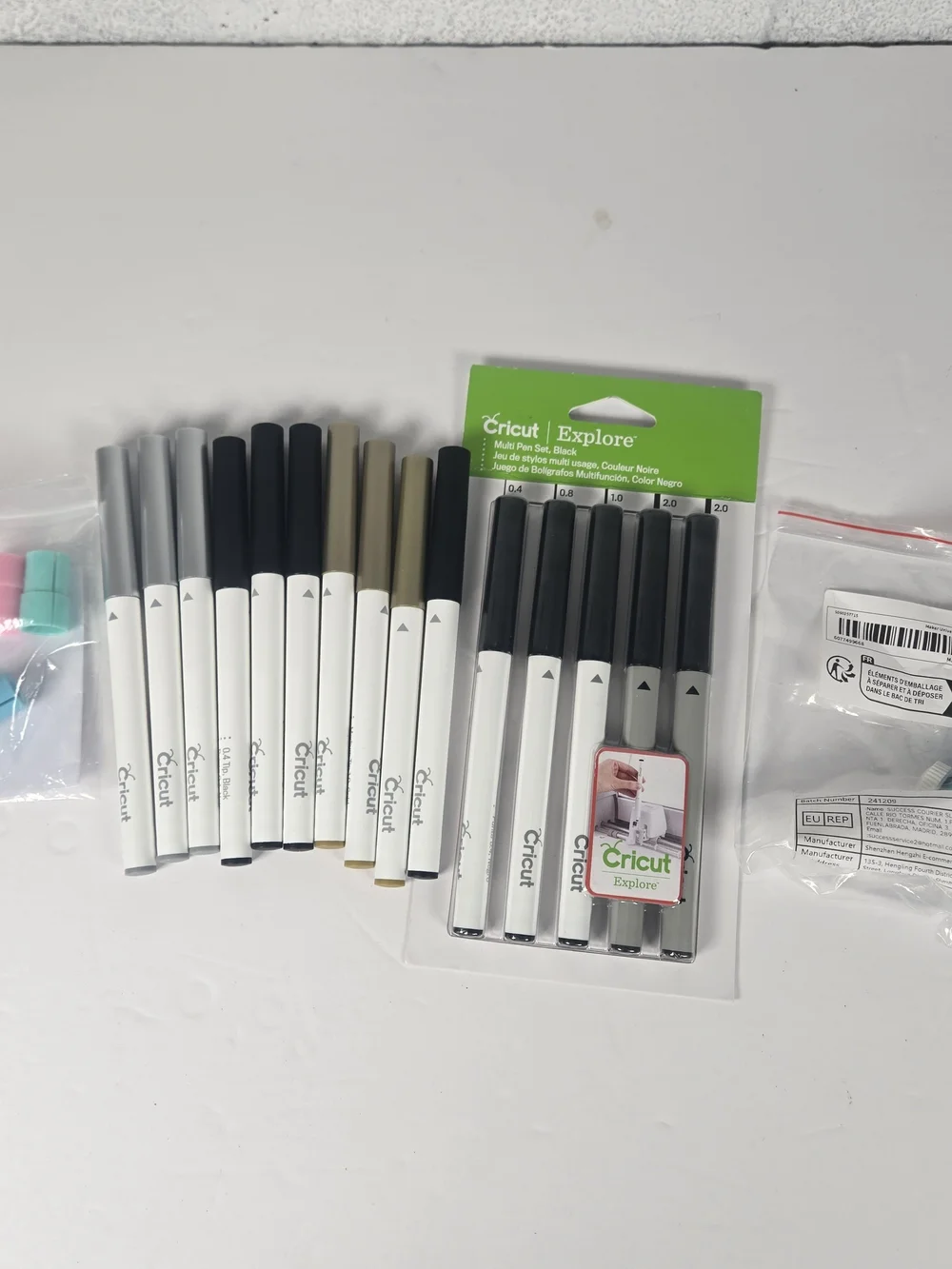 Cricut Explore Pens 15 Lot Black Gold Silver & Maker Universal Pen Holder